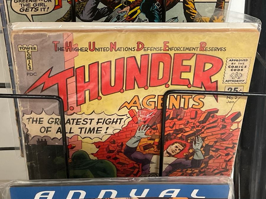 Metal Magazine / Comic Book Rack Filled With Vintage Comic Books 21.5W X 19D X 50H - See Photos For Comic Books [Photo 22]