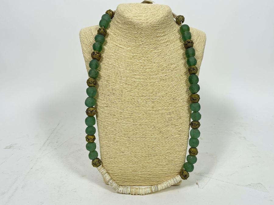 New Green Glass Beaded 32' Necklace Retails $60 [Photo 2]