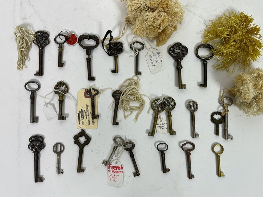 Collection Of Vintage Skeleton Keys [Photo 2]
