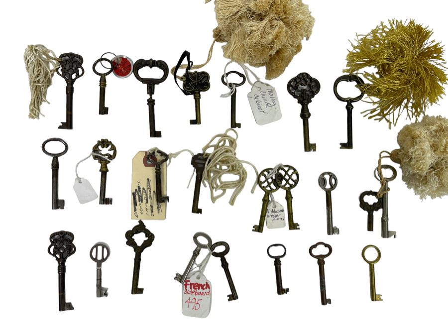 Collection Of Vintage Skeleton Keys [Photo 1]