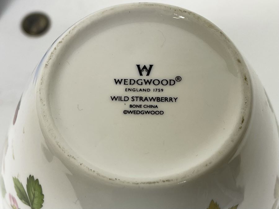 Wedgwood Wild Strawberry Vase 9.5H With Box  [Photo 6]