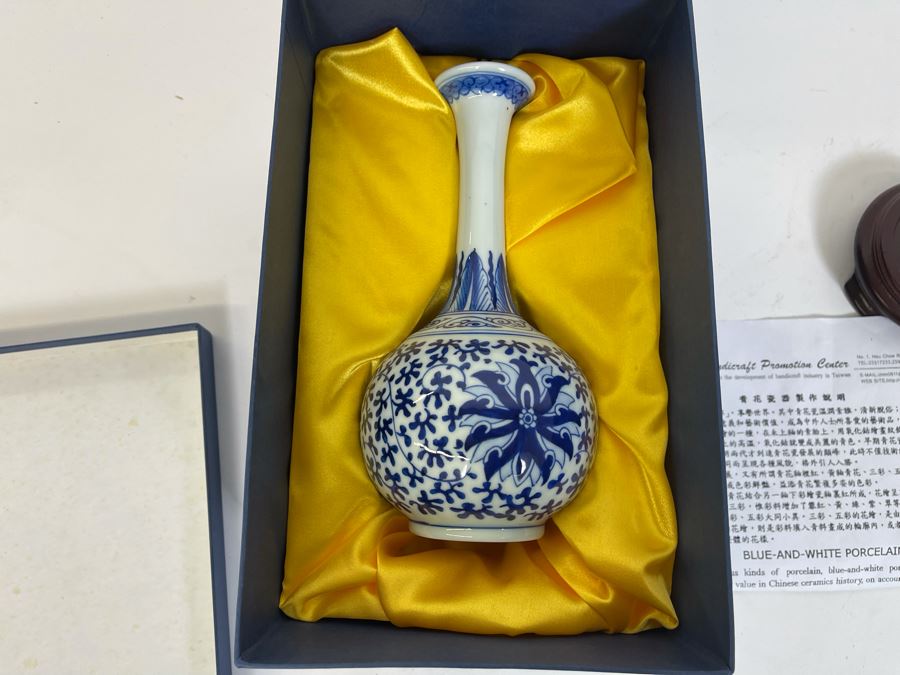 Chinese Blue And White Porcelain Vase With Stand And Box [Photo 9]