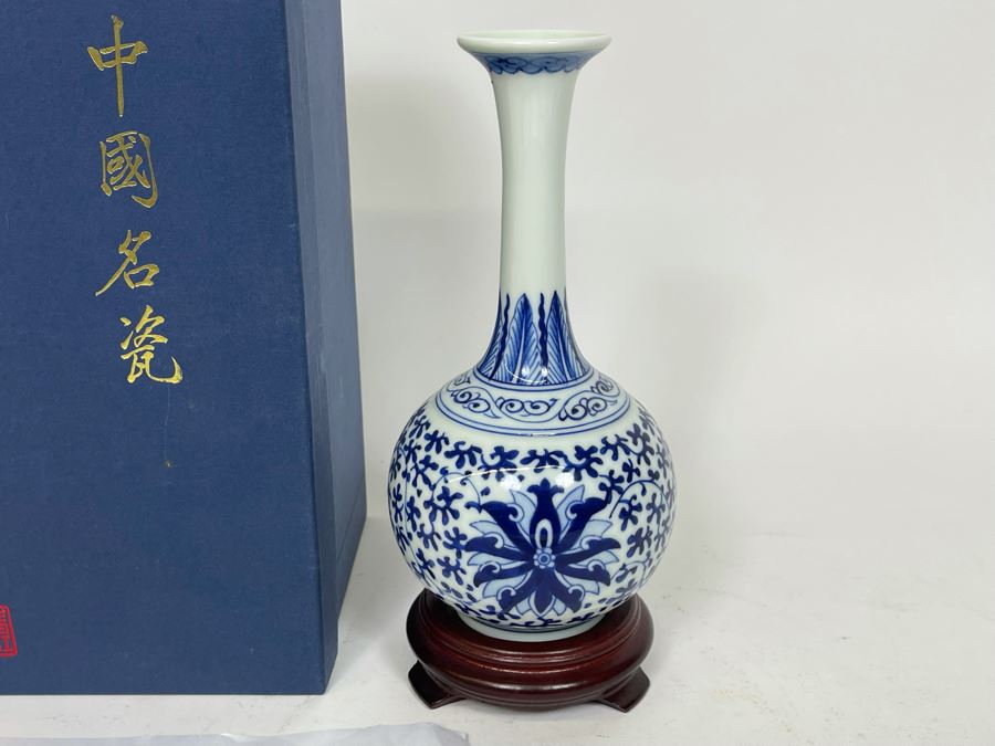 Chinese Blue And White Porcelain Vase With Stand And Box [Photo 4]