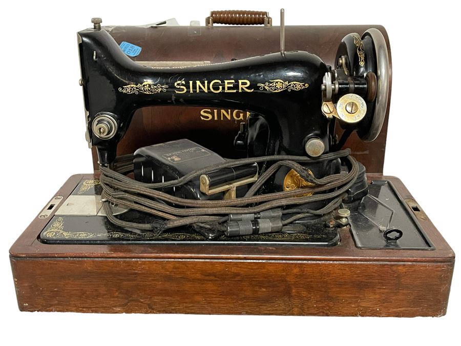 Vintage Singer Portable Sewing Machine [Photo 1]