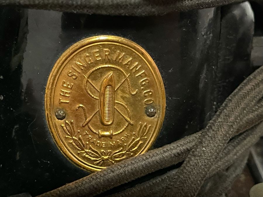 Vintage Singer Portable Sewing Machine [Photo 5]