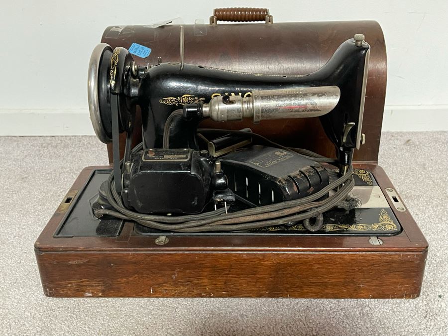 Vintage Singer Portable Sewing Machine [Photo 7]