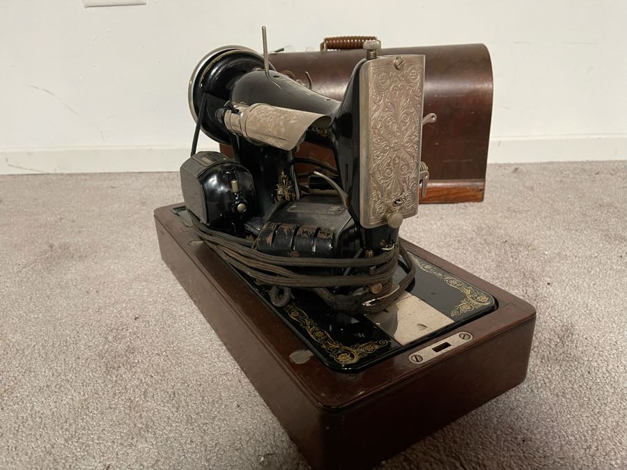 Vintage Singer Portable Sewing Machine [Photo 9]