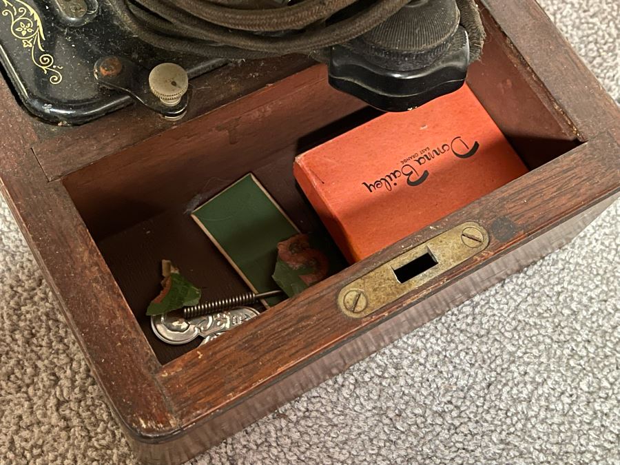 Vintage Singer Portable Sewing Machine [Photo 6]