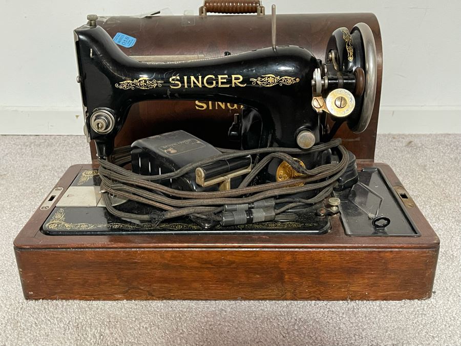 Vintage Singer Portable Sewing Machine [Photo 4]