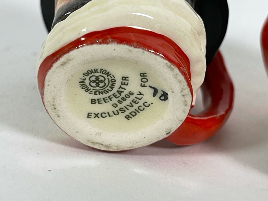 Royal Doulton Miniature Beefeater D6806 Exclusively For RDICC And Santa Claus D6950 Commissioned By Seaway China 1.5H [Photo 8]