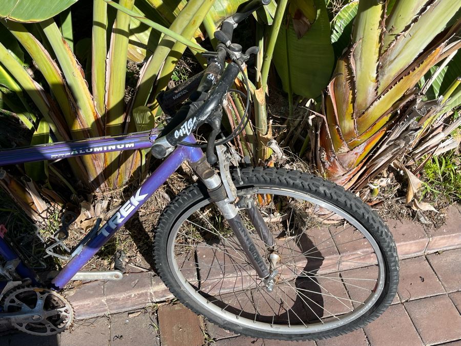TREK 8000 Aluminum Frame Mountain Bike - Needs Rear Tire [Photo 6]