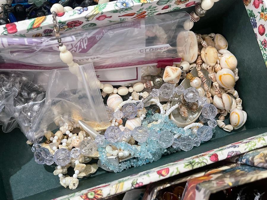 Costume Jewelry Lot - See Photos [Photo 17]