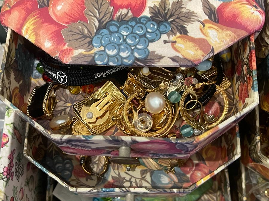 Costume Jewelry Lot - See Photos [Photo 9]