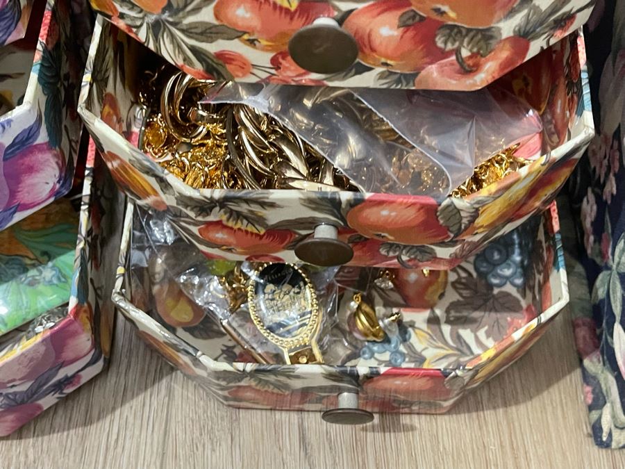 Costume Jewelry Lot - See Photos [Photo 7]