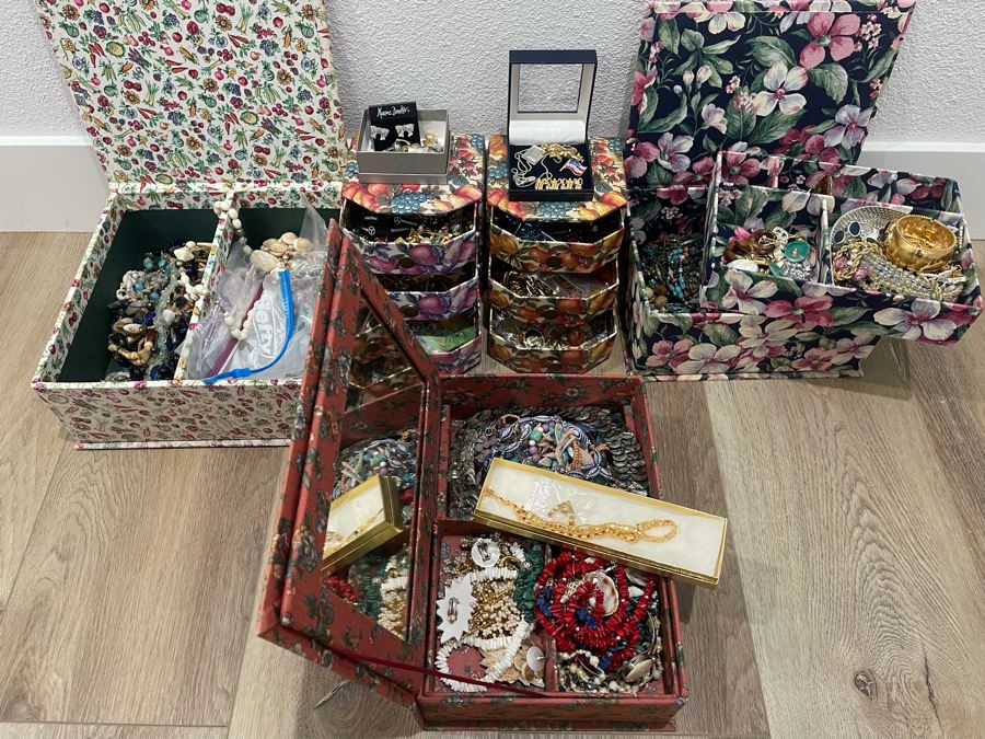 Costume Jewelry Lot - See Photos [Photo 2]