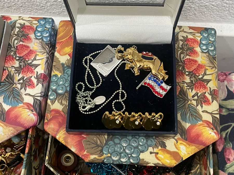 Costume Jewelry Lot - See Photos [Photo 5]