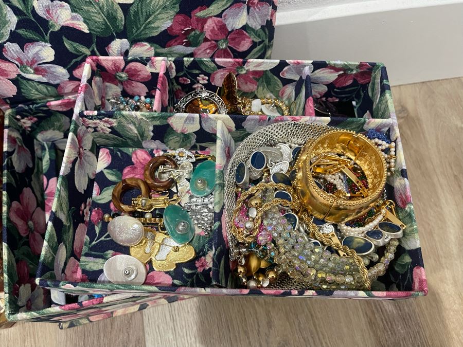 Costume Jewelry Lot - See Photos [Photo 3]