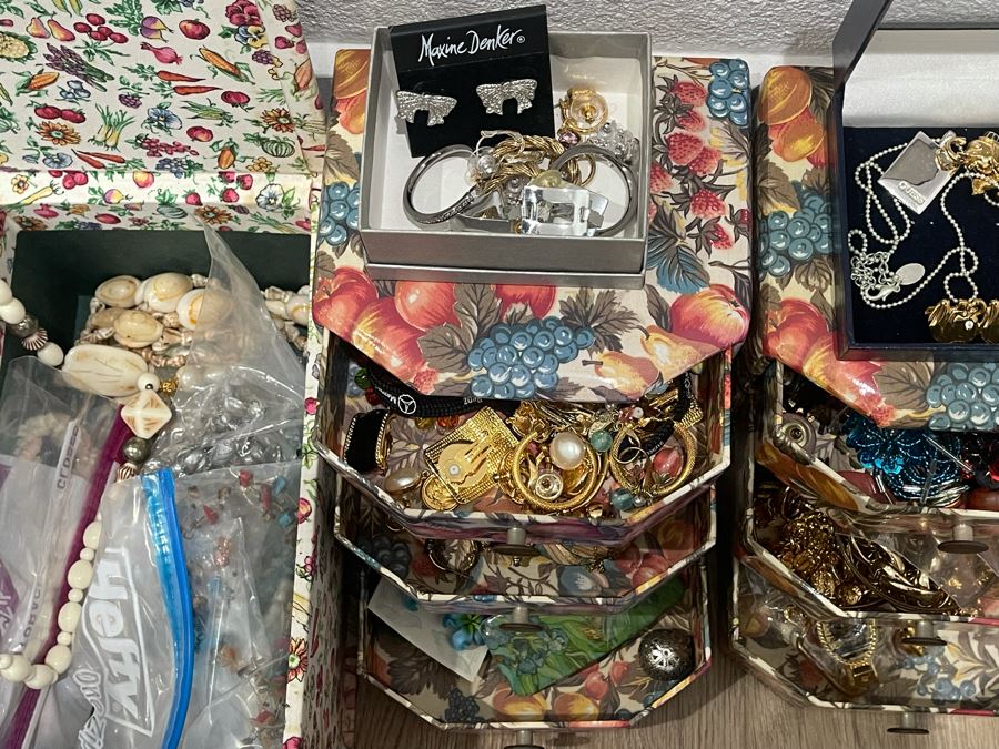 Costume Jewelry Lot - See Photos [Photo 8]