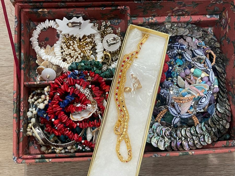 Costume Jewelry Lot - See Photos [Photo 11]