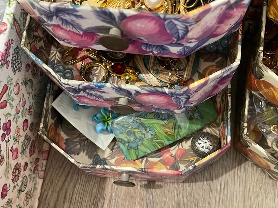 Costume Jewelry Lot - See Photos [Photo 10]