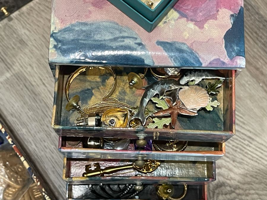 Costume Jewelry Lot - See Photos [Photo 5]