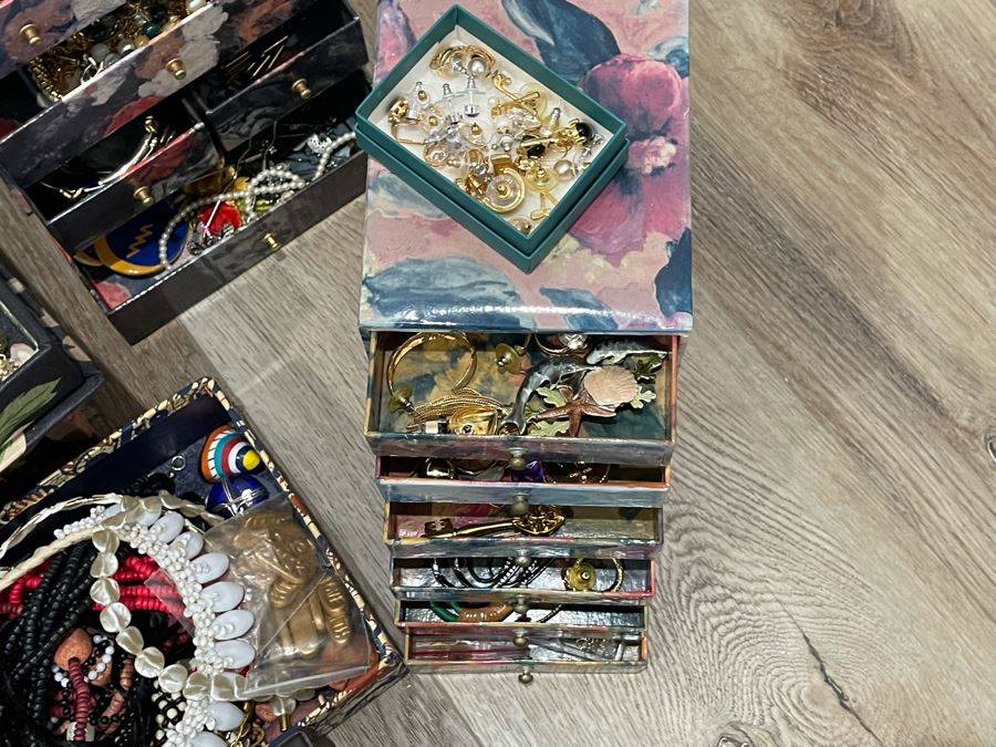 Costume Jewelry Lot - See Photos [Photo 3]