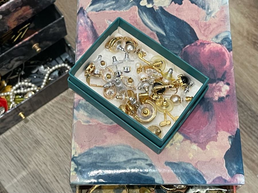 Costume Jewelry Lot - See Photos [Photo 4]