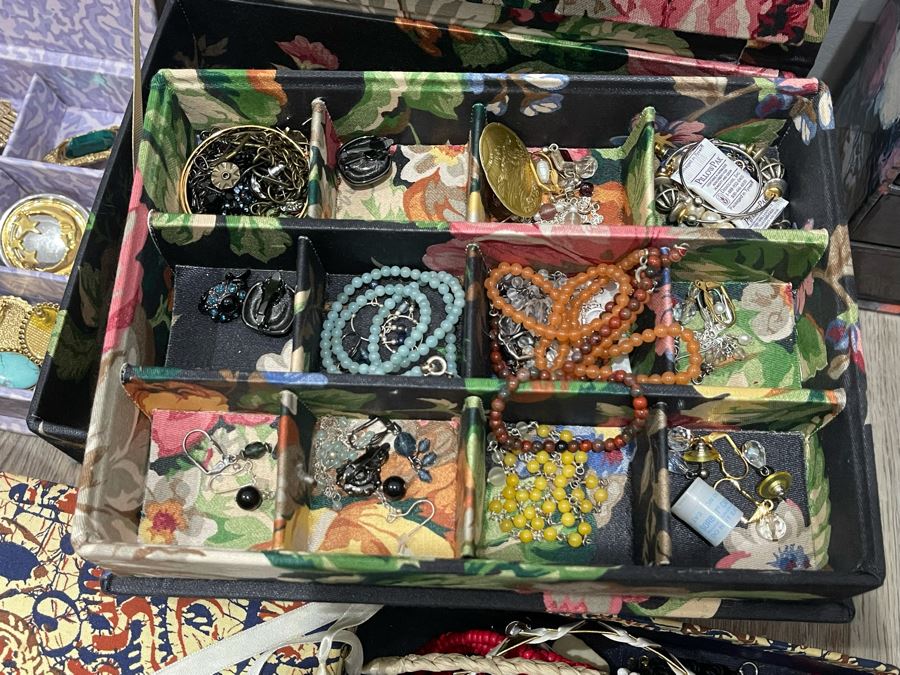 Costume Jewelry Lot - See Photos [Photo 13]