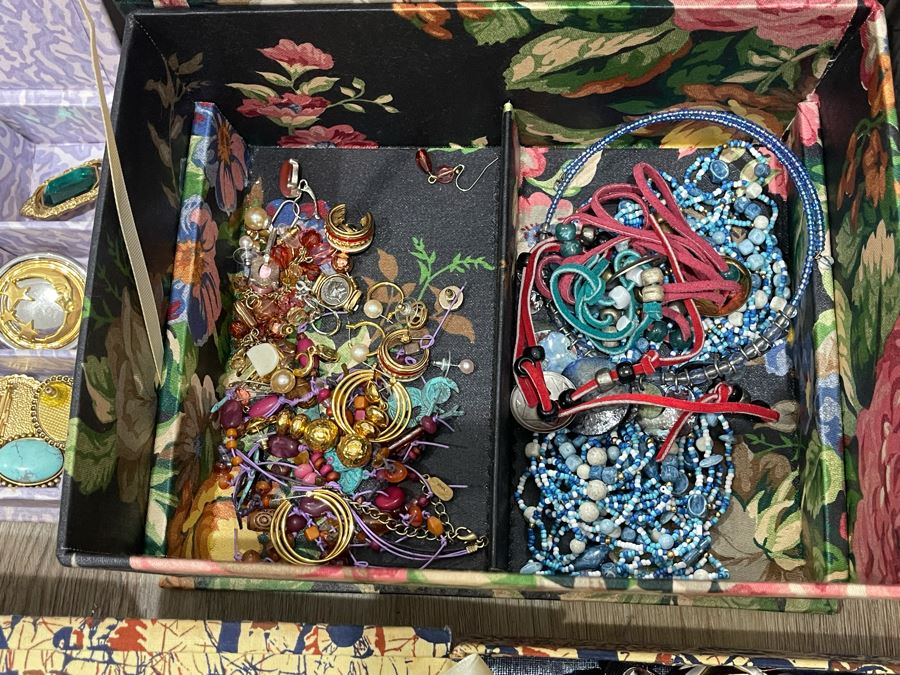 Costume Jewelry Lot - See Photos [Photo 14]