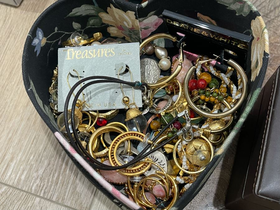 Costume Jewelry Lot - See Photos [Photo 17]