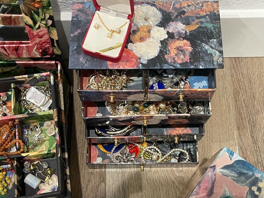 Costume Jewelry Lot - See Photos [Photo 7]