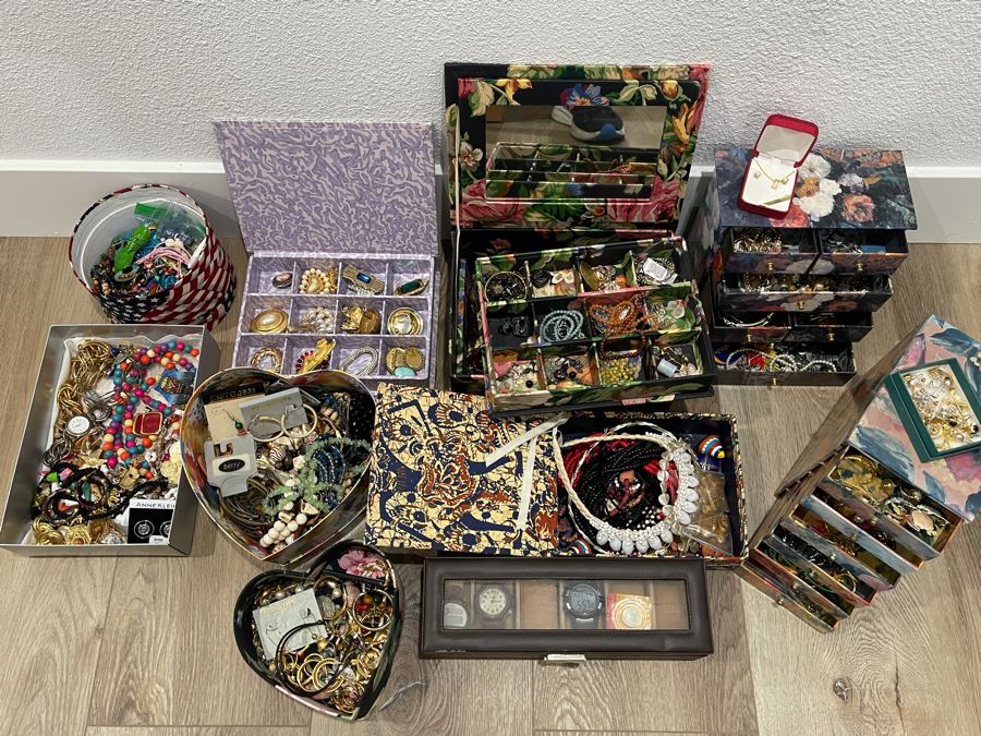 Costume Jewelry Lot - See Photos [Photo 2]