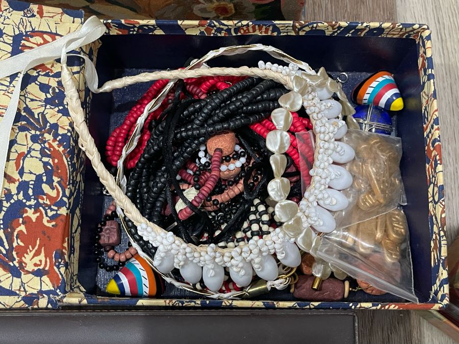 Costume Jewelry Lot - See Photos [Photo 15]