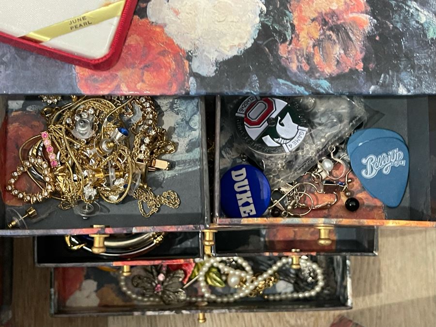 Costume Jewelry Lot - See Photos [Photo 8]