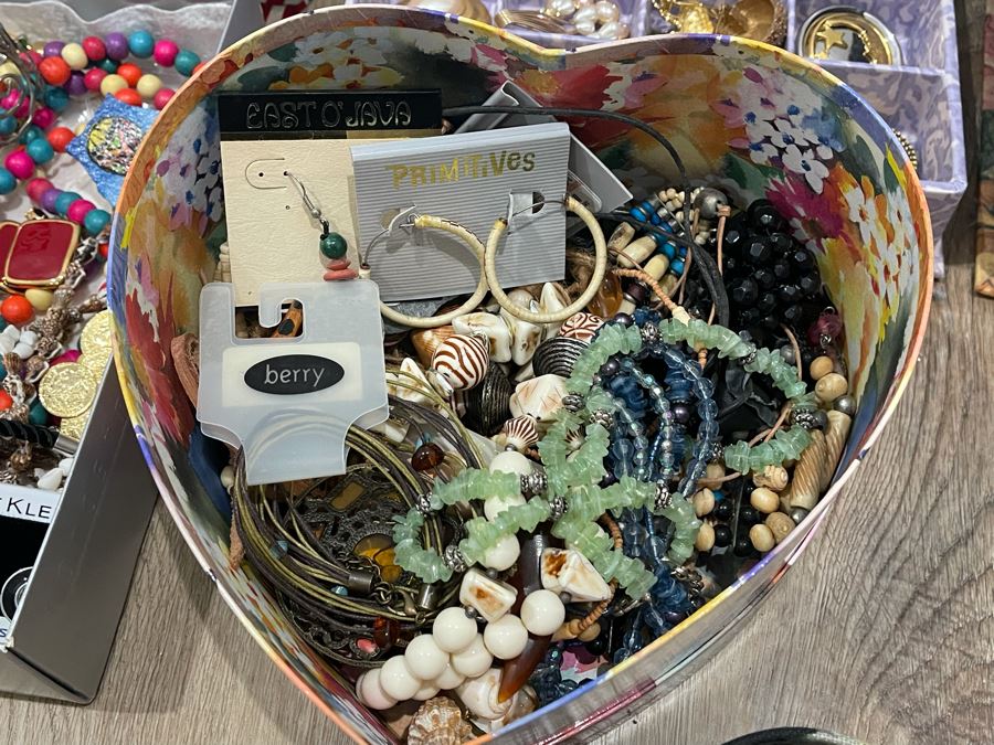 Costume Jewelry Lot - See Photos [Photo 18]