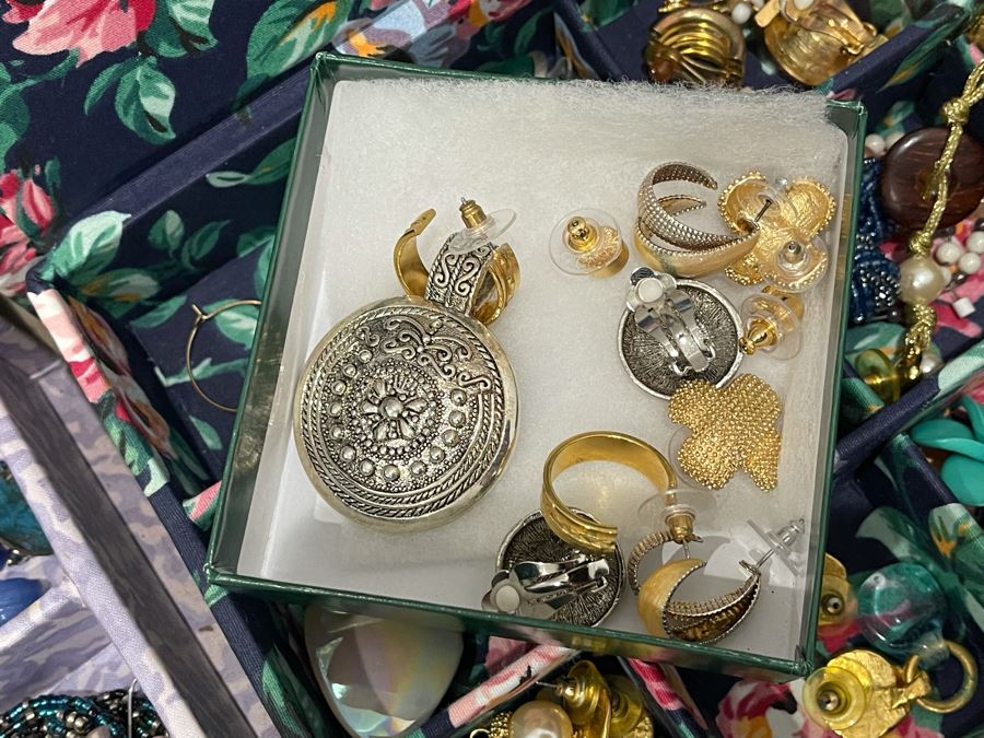 Costume Jewelry Lot - See Photos [Photo 14]