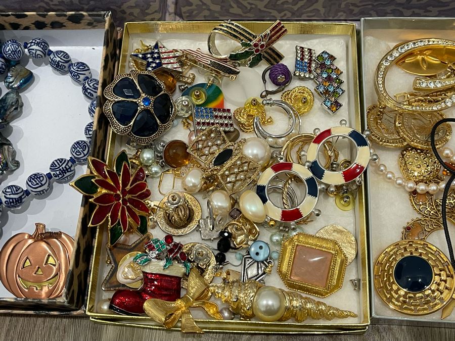 Costume Jewelry Lot - See Photos [Photo 5]