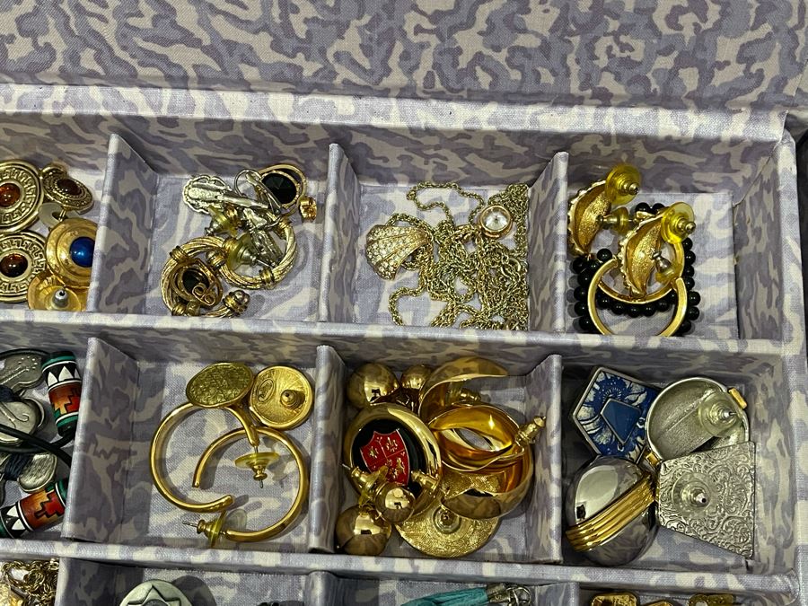 Costume Jewelry Lot - See Photos [Photo 11]
