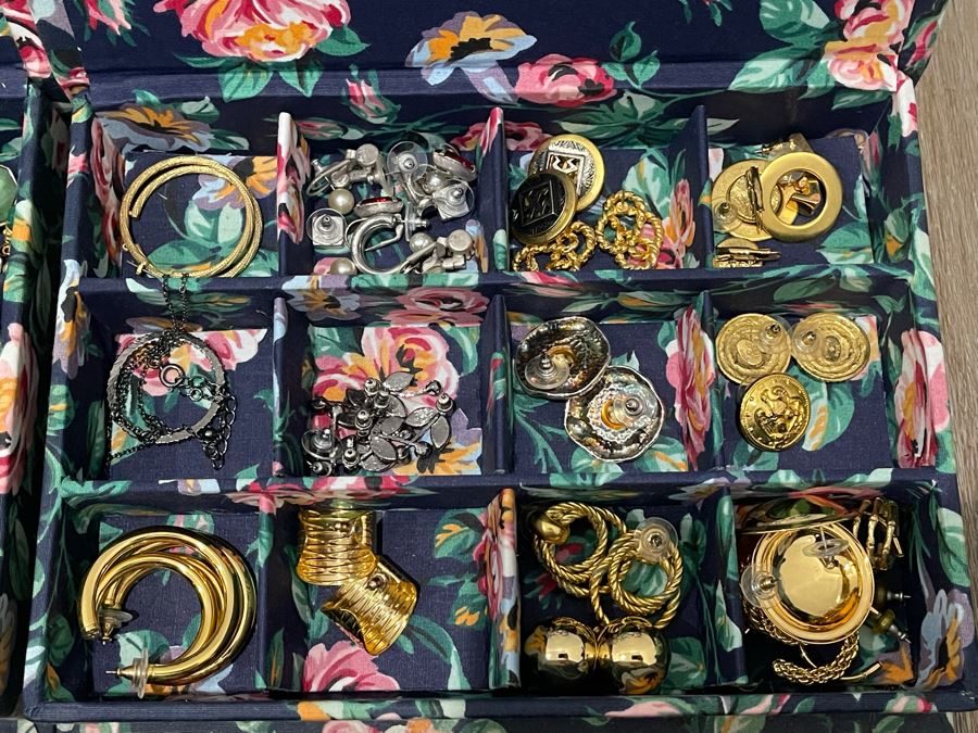 Costume Jewelry Lot - See Photos [Photo 17]