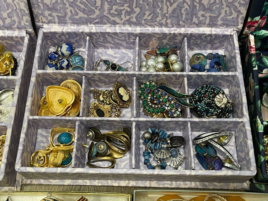 Costume Jewelry Lot - See Photos [Photo 8]