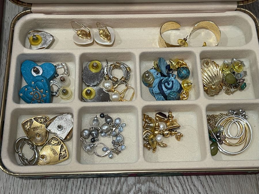 Costume Jewelry Lot - See Photos [Photo 18]