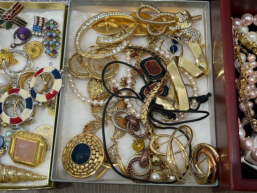 Costume Jewelry Lot - See Photos [Photo 3]