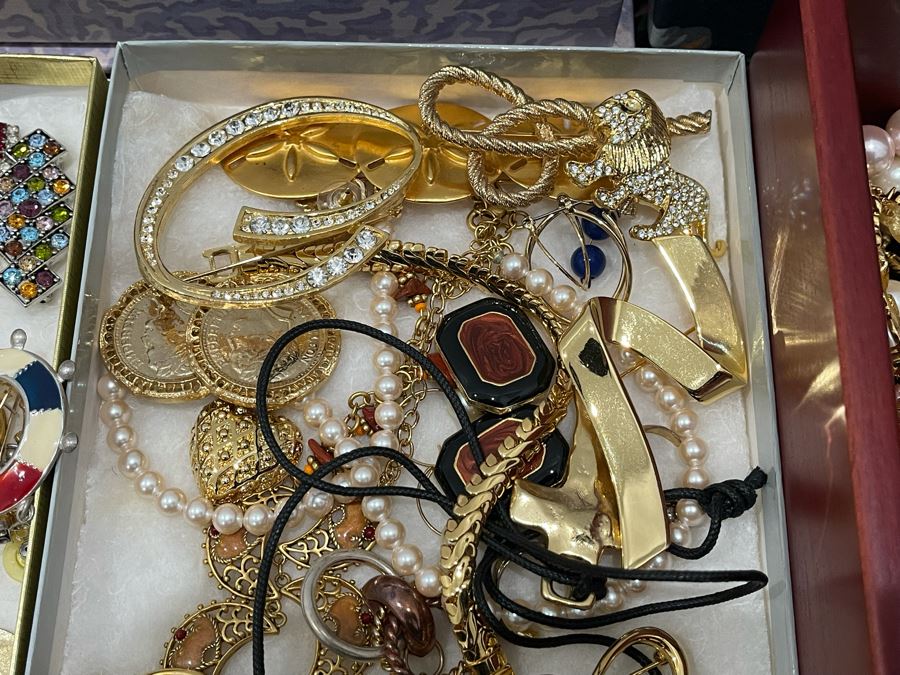 Costume Jewelry Lot - See Photos [Photo 4]