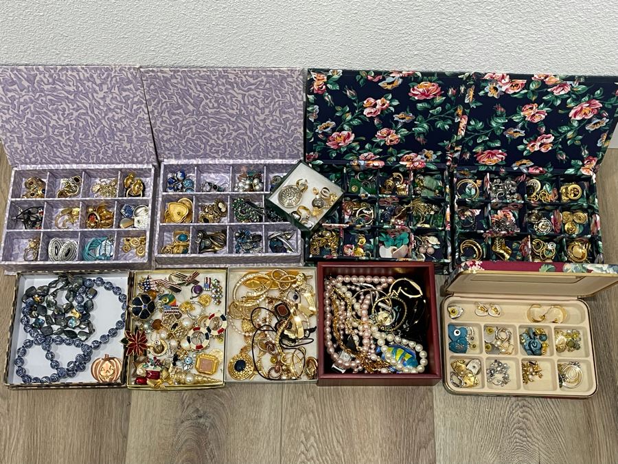 Costume Jewelry Lot - See Photos [Photo 2]