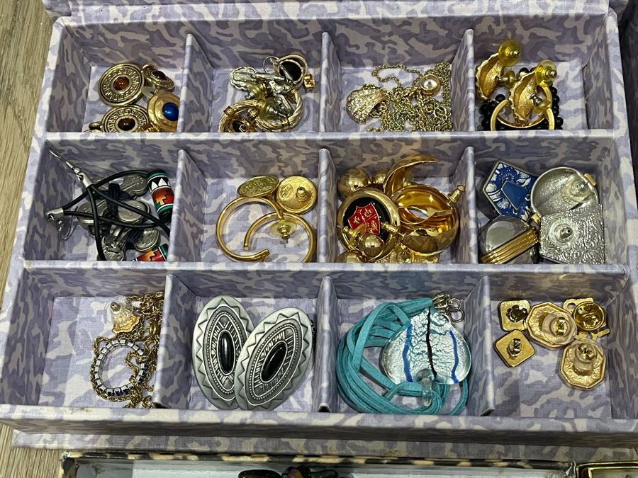 Costume Jewelry Lot - See Photos [Photo 10]