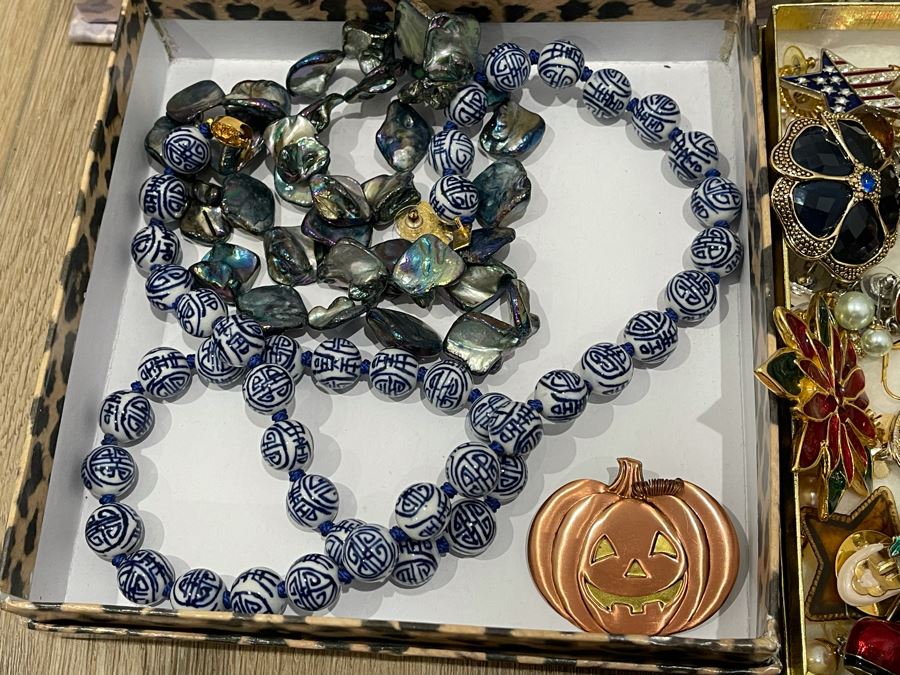 Costume Jewelry Lot - See Photos [Photo 7]