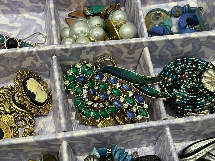 Costume Jewelry Lot - See Photos [Photo 9]