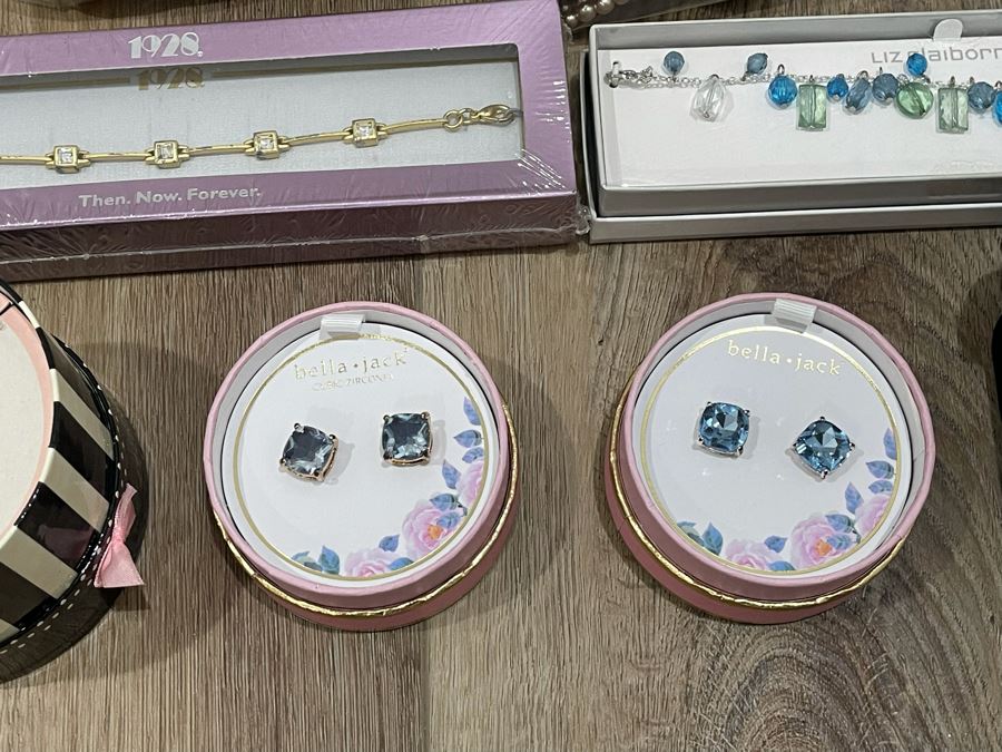 Costume Jewelry Lot - See Photos [Photo 5]