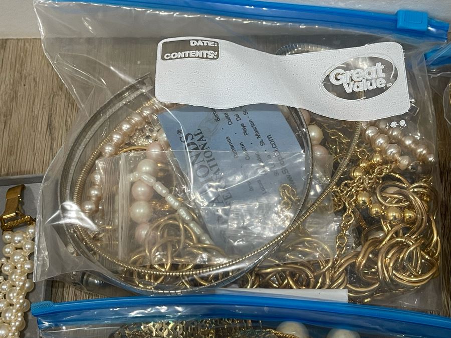 Costume Jewelry Lot - See Photos [Photo 11]