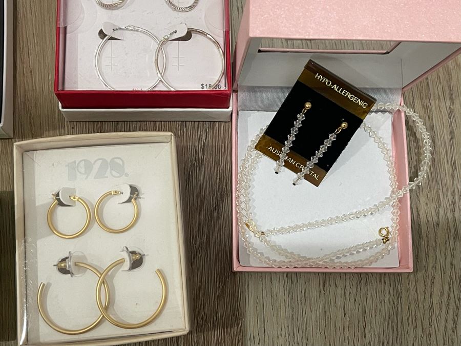 Costume Jewelry Lot - See Photos [Photo 7]